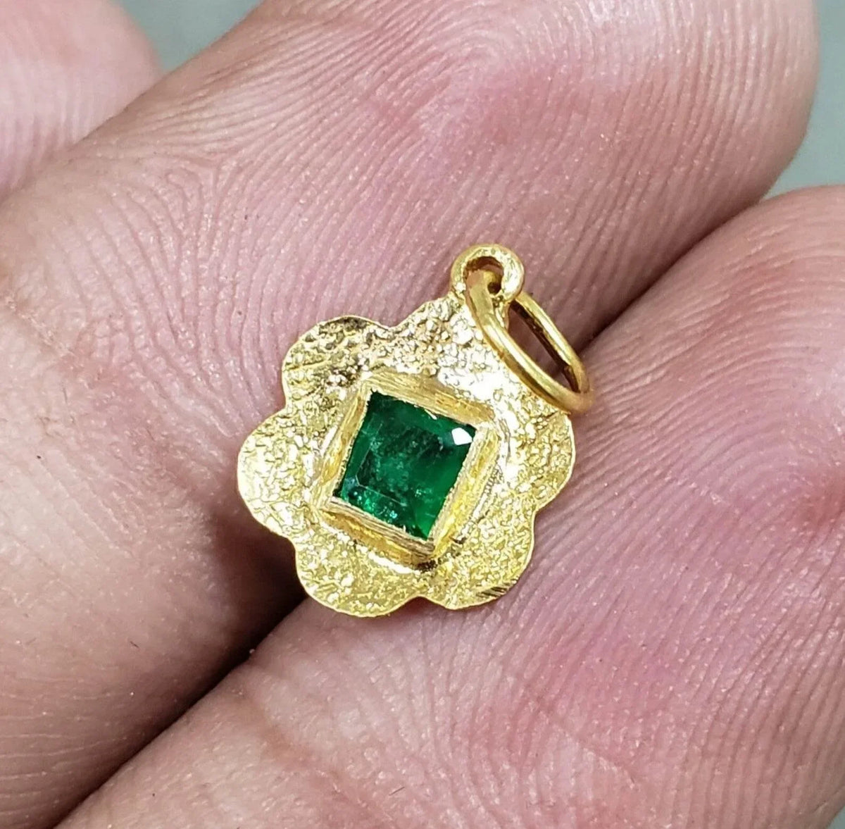 Textured Floral 18k Gold Emerald Pendant - K Jewelry Accessories