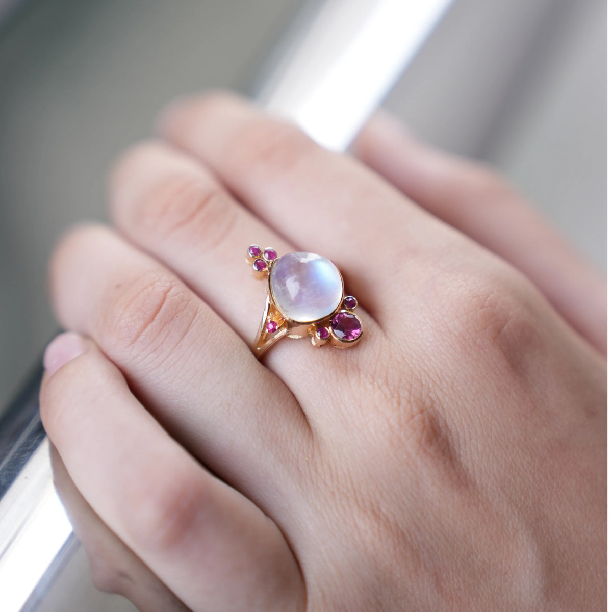 Bague en or 14 carats avec pierre de lune arc-en-ciel