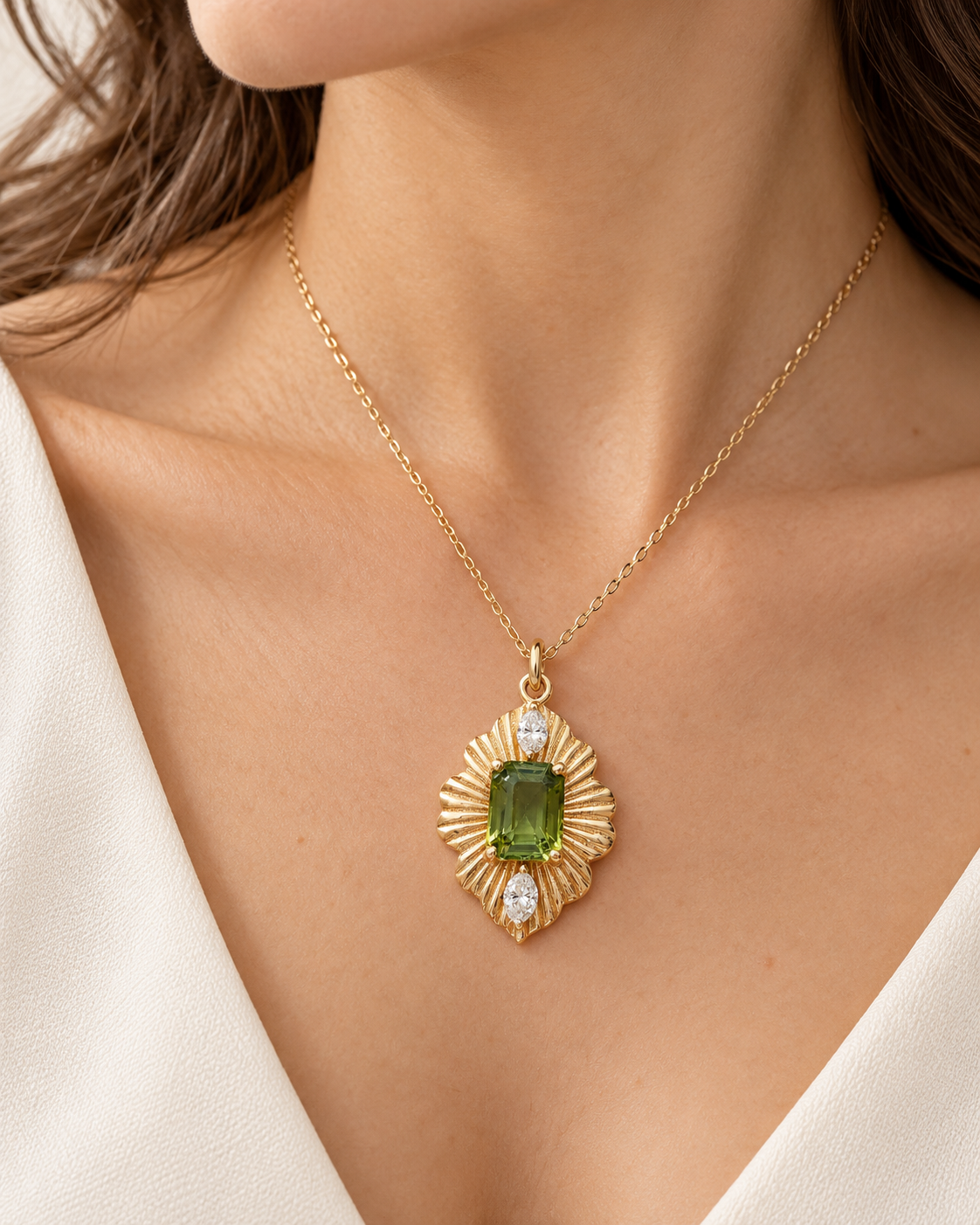 Pendentif en or 14 carats serti de diamants et de tourmaline verte taille baguette