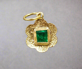 Textured Floral 18k Gold Emerald Pendant - K Jewelry Accessories