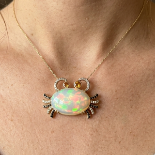 14 Karat Gold-Anhänger mit birnenförmigem Opal und Diamant