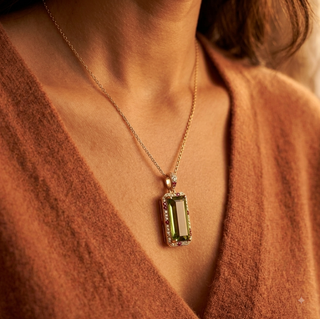 Pendentif en or 14 carats serti de diamants et de tourmaline verte taille baguette