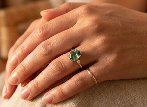 14 Karat Goldring mit sambischem Smaragd und Diamant im Rosenschliff