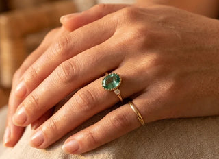 14 Karat Goldring mit sambischem Smaragd und Diamant im Rosenschliff