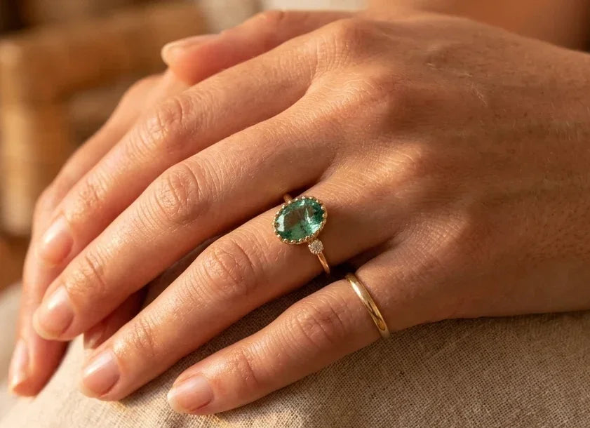 14 Karat Goldring mit sambischem Smaragd und Diamant im Rosenschliff