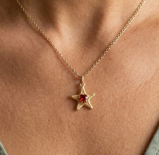 Pendentif cœur en or 14 carats et saphir orange : Bijou élégant en pierre précieuse