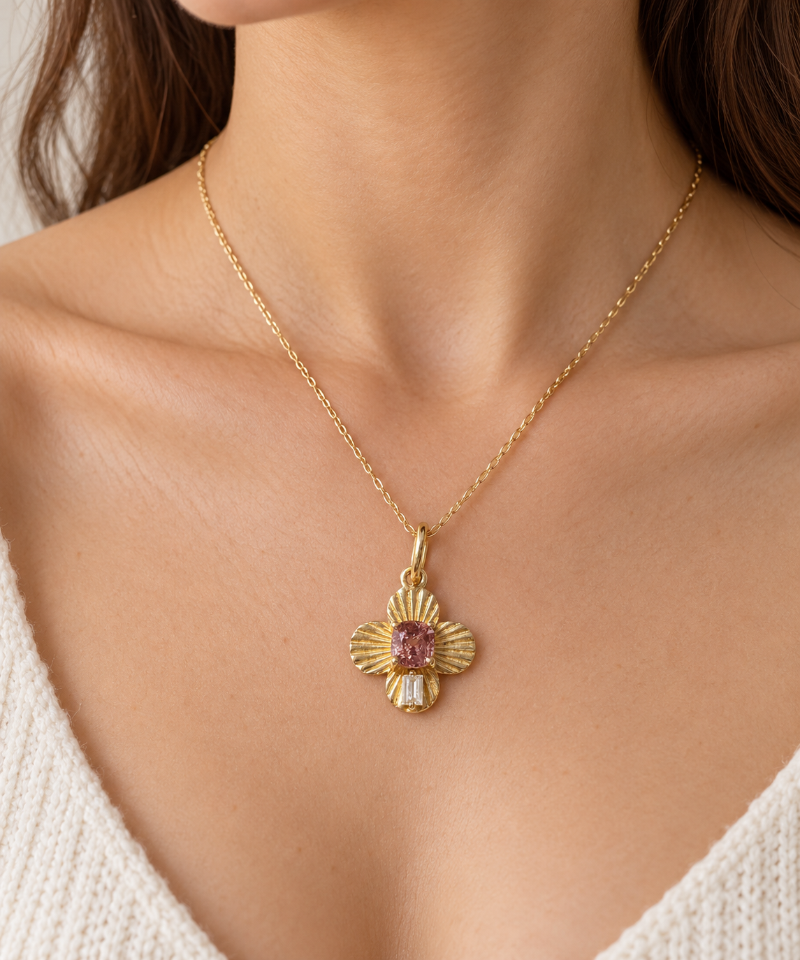 Charm spinelle rose en or 14 carats