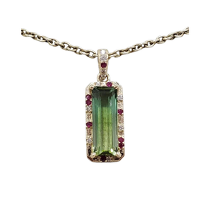 Pendentif en or 14 carats serti de diamants et de tourmaline verte taille baguette