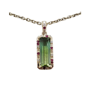Pendentif en or 14 carats serti de diamants et de tourmaline verte taille baguette