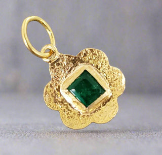 Textured Floral 18k Gold Emerald Pendant - K Jewelry Accessories