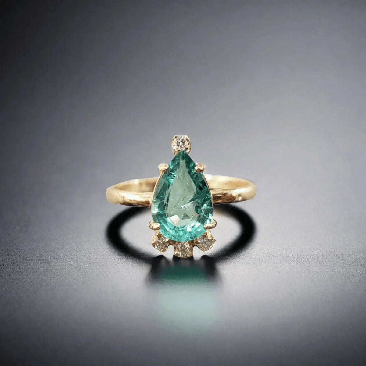 18k Gold Lustrous Emerald & Diamond Ring - K Jewelry Accessories