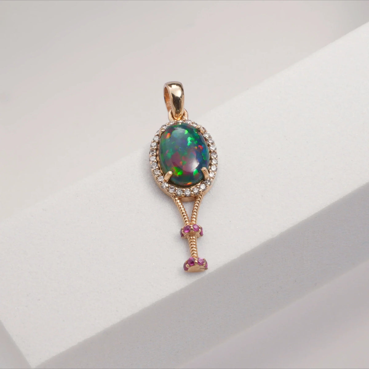 14 Karat Gold-Anhänger mit birnenförmigem Opal und Diamant