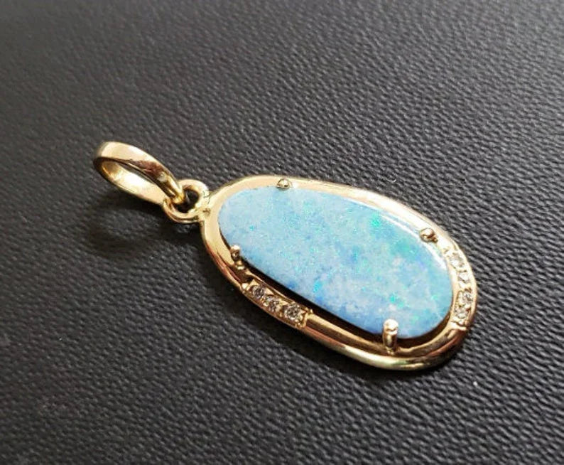 14 Karat Gold-Anhänger mit birnenförmigem Opal und Diamant