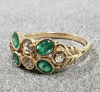 14 Karat Goldring mit sambischem Smaragd und Diamant im Rosenschliff