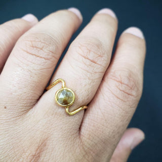 Bague en or 18 carats avec émeraude et diamant taille brillant