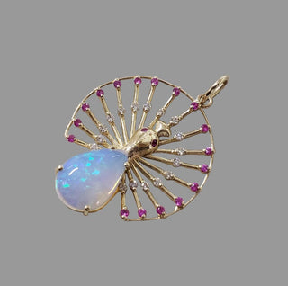 Pendentif opale poire et diamant en or 14 carats