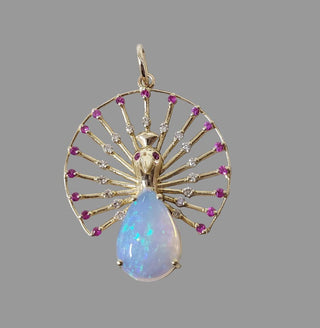 Pendentif opale poire et diamant en or 14 carats