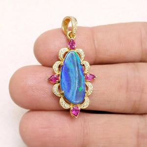 Zierlicher Anhänger aus 18 Karat Gold mit natürlichem äthiopischem Opal