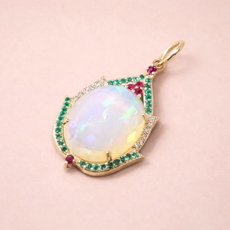 14 Karat Gold-Anhänger mit birnenförmigem Opal und Diamant