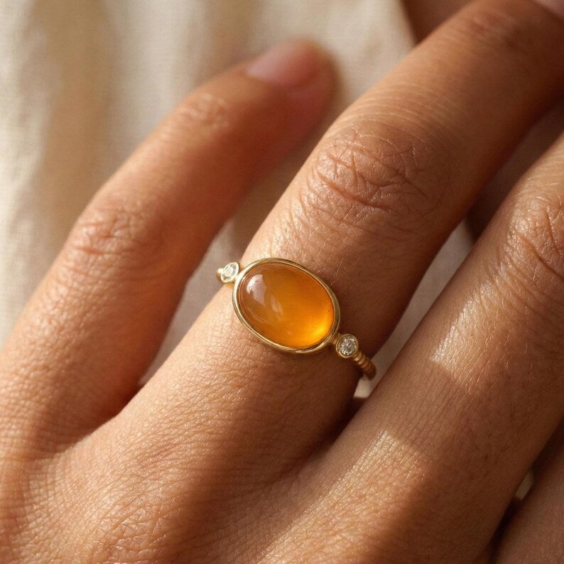 Cabochon ring with 8 x 10 mm oval carnelian, close-up