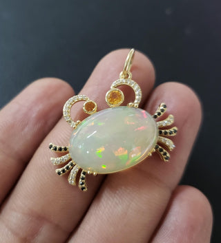 14 Karat Gold-Anhänger mit birnenförmigem Opal und Diamant