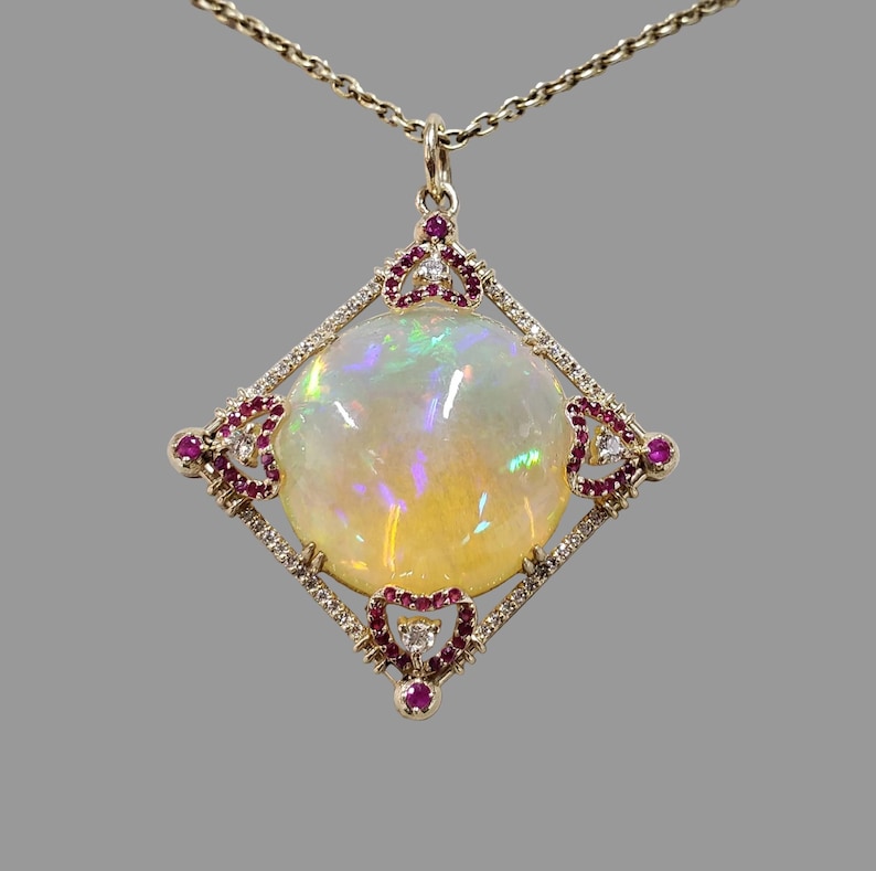 14 Karat Gold-Anhänger mit birnenförmigem Opal und Diamant