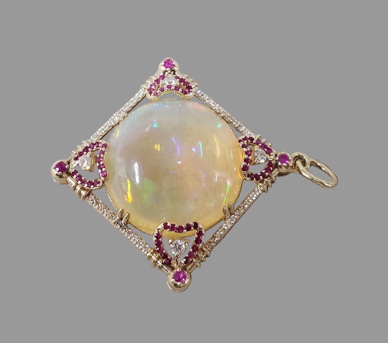14 Karat Gold-Anhänger mit birnenförmigem Opal und Diamant