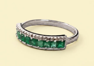 Bague en or 14 carats, émeraude de Zambie et diamants : un bijou de fiançailles exceptionnel