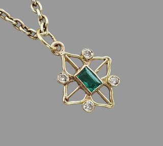 Designer-Anhänger aus 18 Karat Gold mit sambischem Smaragd und Baguette