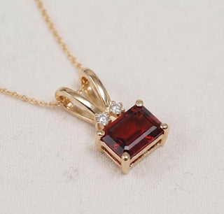 Pendentif cœur rouge en or 14 carats avec grenat et diamant
