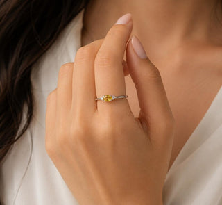 Bague ovale délicate en or 14 carats et kyanite