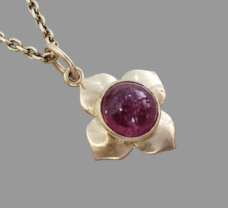 Pendentif en or 14 carats et tourmaline rose naturelle cabochon
