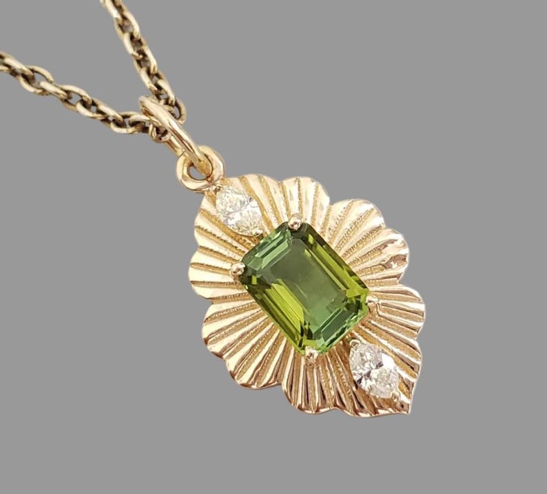 Pendentif en or 14 carats serti de diamants et de tourmaline verte taille baguette