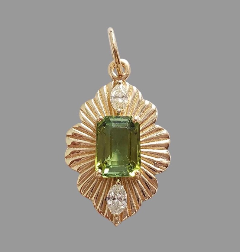 Pendentif en or 14 carats serti de diamants et de tourmaline verte taille baguette