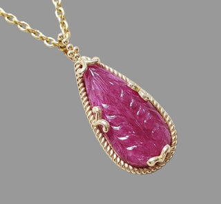 14 Karat Gold Oval Cabochon Rubin Anhänger