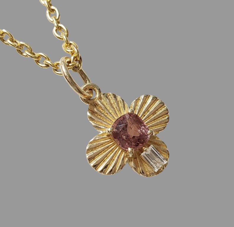 Charm spinelle rose en or 14 carats