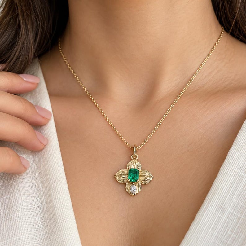 Pendentif en or 14 carats avec rubis et émeraude