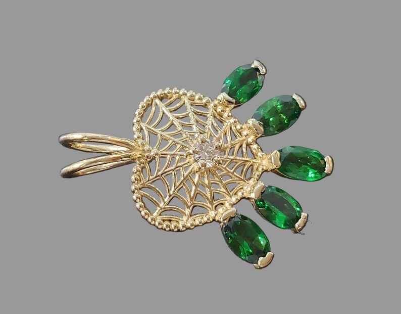 Green garnet pendant in openwork 14K gold, close-up