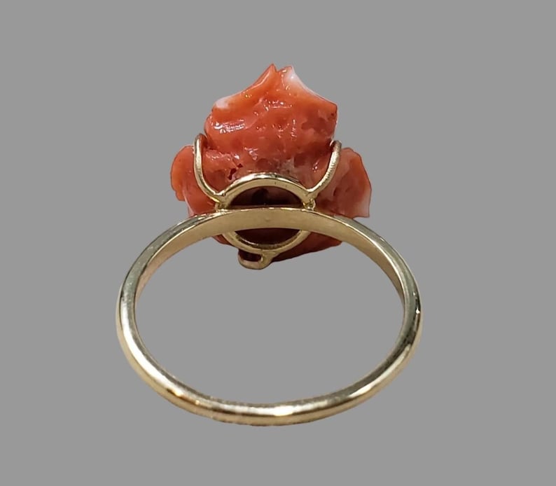 14 Karat Goldring mit Marquise-Koralle und Rubin