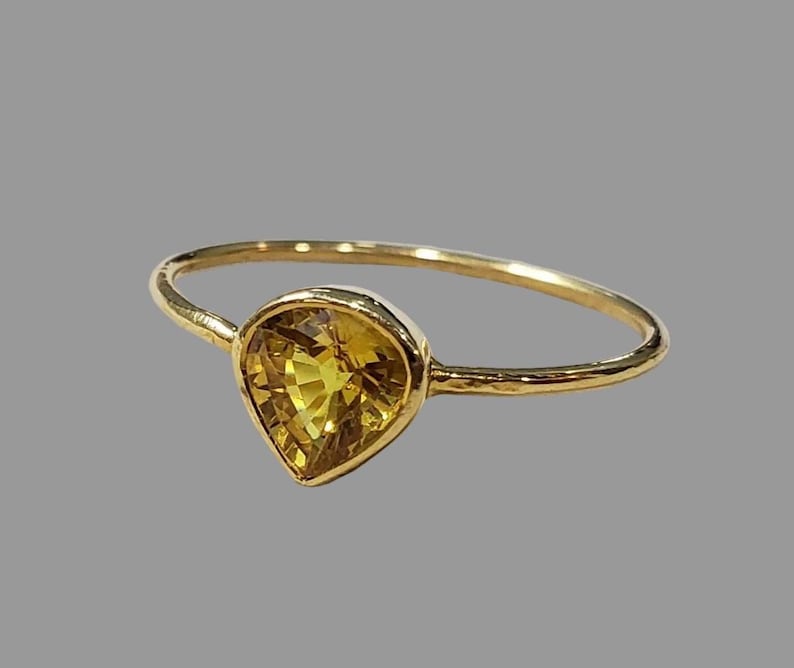 Heart sapphire ring, 0.70 ct golden yellow sapphire close-up