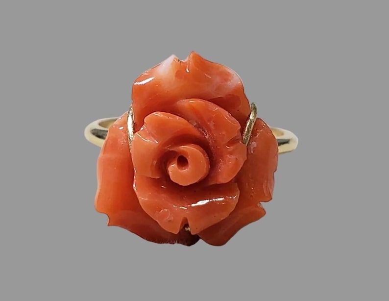 14 Karat Goldring mit Marquise-Koralle und Rubin