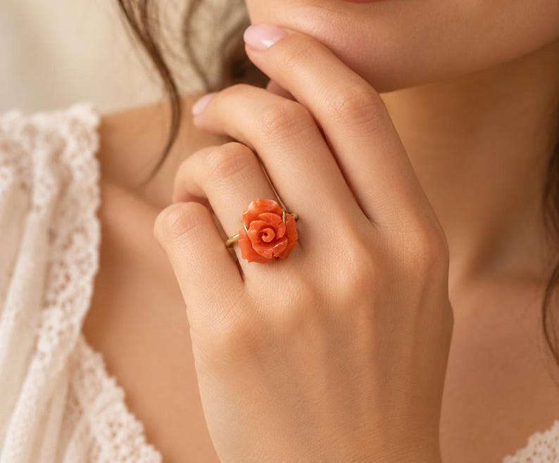 14 Karat Goldring mit Marquise-Koralle und Rubin
