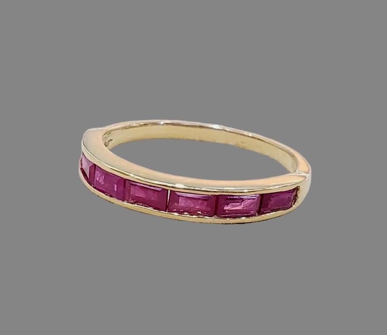 Baguette ruby ring, 1.45 ct total, close-up