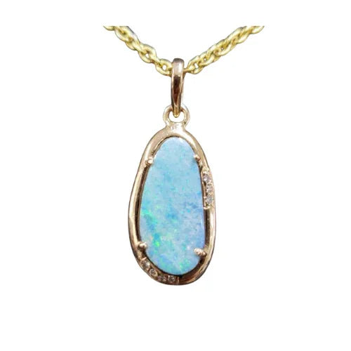 14 Karat Gold-Anhänger mit birnenförmigem Opal und Diamant