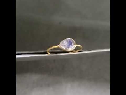 18 Karat Goldring mit Regenbogen-Mondstein