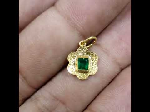 Textured Floral 18k Gold Emerald Pendant