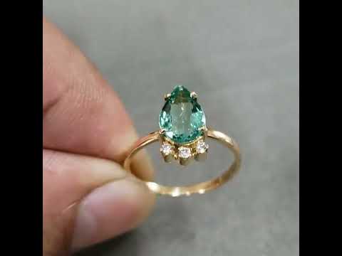 18k Gold Lustrous Emerald & Diamond Ring