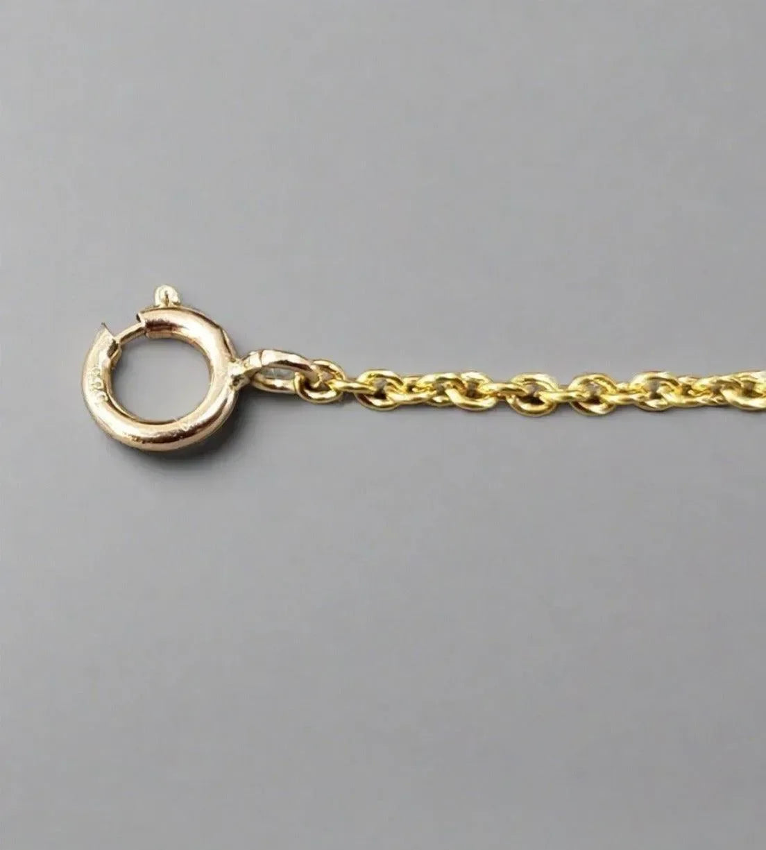 Gold chain necklace with secure lobster clasp, elegant jewelry accessory